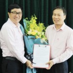 Thừa ủy quyền của Thống đốc NHNN, Tổng Giám đốc NHCSXH Dương Quyết Thắng (bên trái) chúc mừng và trao Quyết định bổ nhiệm Kế toán trưởng cho ông Nguyễn Văn Ước
