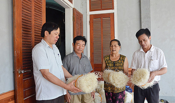 Người dân ở các xã Vân Diên, Kim Liên... vay vốn chính sách sản xuất miến gạo Ảnh: Thanh Lê
