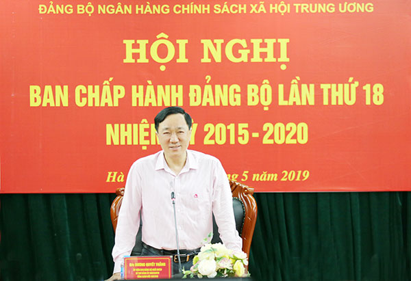 Đồng chí Dương Quyết Thắng - Bí thư Đảng bộ NHCSXH TW phát biểu tại Hội nghị