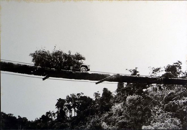 Cầu treo bắc qua sông Talê - đường 20, do tiểu đoàn công binh 33 xây dựng. Khi bị không quân Mỹ oanh tạc, cầu được cất giấu tại bờ sông, đến khi yên ắng lại cho dựng lại. Cây cầu tồn tại trong 6 năm, giúp hàng nghìn chuyến xe vượt sông an toàn ra mặt trận