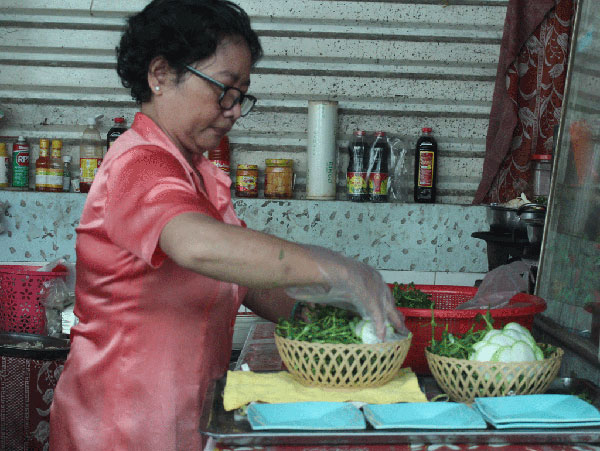 Chị Nguyễn Thị Kim Dung, xã Phước Lợi sử dụng vốn vay ưu đãi để kinh doanh hàng ăn