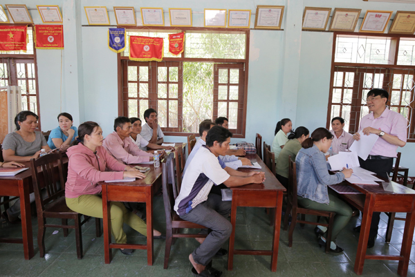 Ngay tại phiên giao dịch tại xã Canh Thuận, Tổng Giám đốc NHCSXH đã chứng kiến buổi họp giao ban giữa NHCSXH với chính quyền, các tổ chức hội, đoàn thể địa phương và lắng nghe tình hình sử dụng vốn vay, nhu cầu vay vốn của hộ dân trên địa bàn