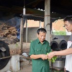 CCB Nguyễn Trung Thành trao đổi kinh nghiệm làm chè với các xã viên