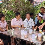 Đại diện Công đoàn cơ sở NHCSXH TP Hà Nội đến thăm hỏi và chia sẻ với các gia đình nạn nhân