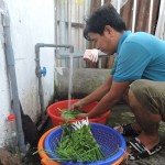 Anh Nguyễn Công Khanh ở khu vực Phú Tân vay vốn ưu đãi từ chương trình tín dụng NS&VSMTNT để xây bồn nước và lắp đặt hệ thống nước sạch phục vụ sinh hoạt