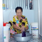 Mẹ của ông Nguyễn Văn Minh rất mừng khi con của bà vay vốn xây dựng được nhà tắm sạch sẽ