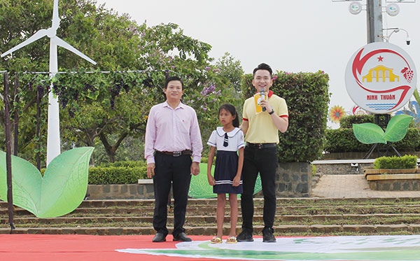 Đại diện Công đoàn NHCSXH tỉnh Ninh Thuận chia sẻ những khó khăn với em An Thuyên