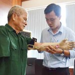 Cánh tay robot do sinh viên trường Đại học Phạm Văn Đồng chế tạo trao tặng cho Thương binh Phan Văn Hào
