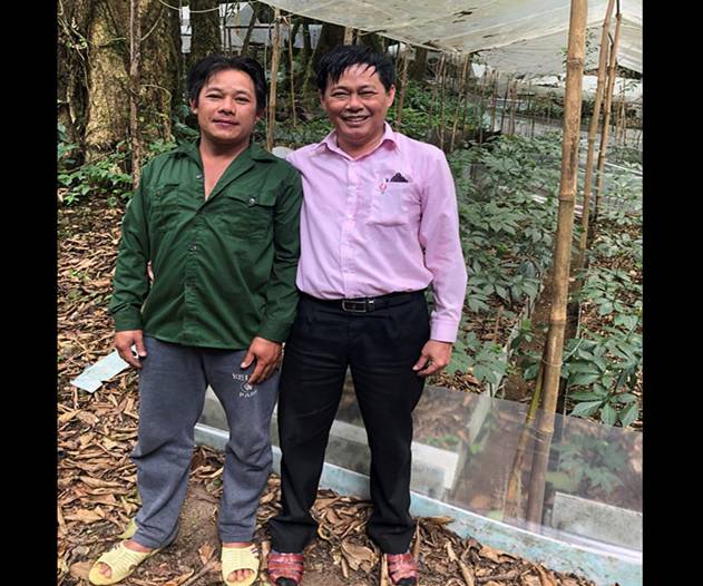 Tổ trưởng Tổ tiết kiệm và vay vốn Nguyễn Văn Lượng (trái) chia sẻ cùng Đoàn công tác của NHCSXH tỉnh Quảng Nam bên vườn sâm của gia đình 