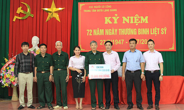 Công đoàn NHCSXH thăm, tặng quà cho thương, bệnh binh tại Trung tâm điều dưỡng thương binh Lạng Giang (Bắc Giang)  