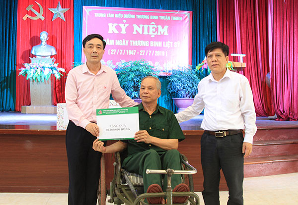 Thăm hỏi và tặng quà tại Trung tâm điều dưỡng Thuận Thành (Bắc Ninh)   