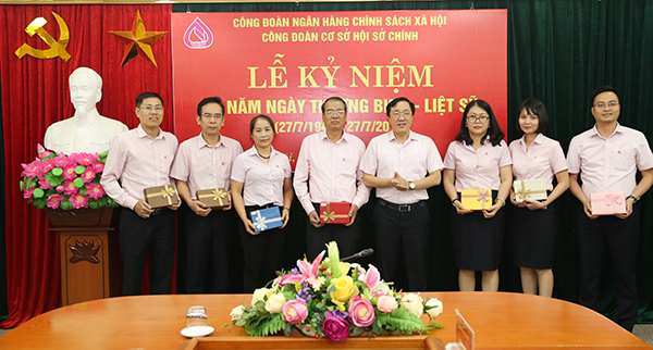 Tổng Giám đốc Dương Quyết Thắng trao quà của NHCSXH cho đại diện thân nhân thương, bệnh binh và gia đình có công với Cách mạng