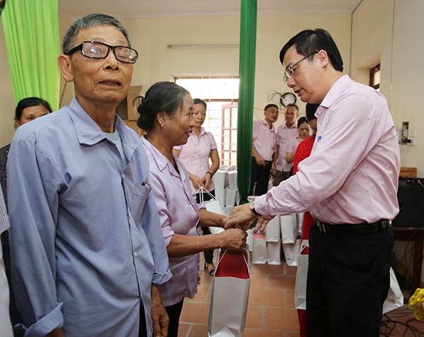 NHCSXH tặng quà cho các gia đình chính sách trên địa bàn xã Nội Hoàng