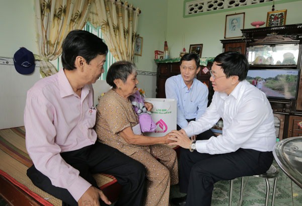 Đoàn công tác NHCSXH đã đến thăm hỏi, tặng quà Mẹ Việt Nam Anh hùng Nguyễn Thị Tám
