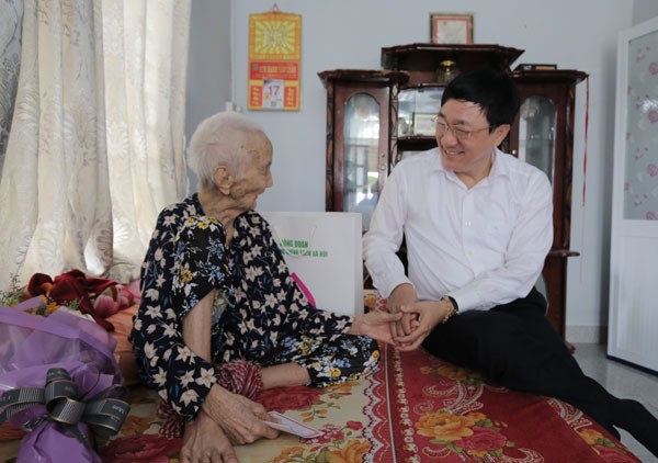 Tổng Giám đốc Dương Quyết Thắng chúc Mẹ Việt Nam Anh hùng Lê Thị Mạnh luôn mạnh khỏe