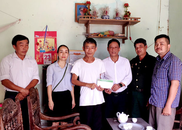 Nhân dịp kỷ niệm 72 năm ngày Thương binh - Liệt sỹ, Công đoàn cơ sở NHCSXH tỉnh Lào Cai đã tới thăm và tặng quà tri ân 5 gia đình chính sách, người có công với cách mạng trên địa bàn thành phố Lào Cai và huyện Bát Xát