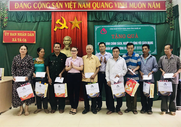 Công đoàn cơ sở NHCSXH tỉnh Nghệ An tặng quà gia đình chính sách, Thương, bệnh binh tại xã Tà Cạ, huyện Kỳ Sơn