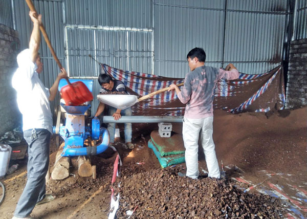 Từ vốn vay ưu đãi và các nguồn khác, anh Hoàng Văn Hồng đã đầu tư máy móc, thiết bị, nhà xưởng để chế biến phân bón hữu cơ từ vỏ quả sở