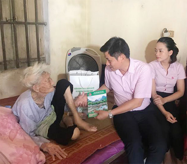 Nhân dịp 27/7, Công đoàn cơ sở NHCSXH tỉnh Ninh Bình đã dành nguồn kinh phí từ sự đóng góp tự nguyện của CBVCLĐ để tặng quà 17 Mẹ Việt Nam anh hùng trên địa bàn tỉnh. Mỗi suất quà trị giá 1.500.000 đồng