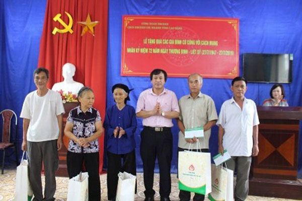 Đoàn viên Công đoàn cơ sở NHCSXH tỉnh Cao Bằng đến thăm, tặng 20 suất quà các gia đình chính sách trên địa bàn thành phố