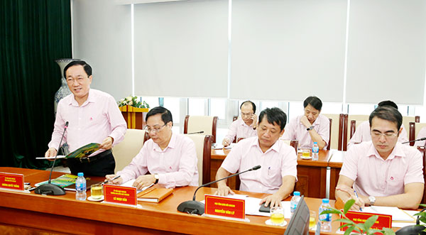 Ủy viên HĐQT, Tổng Giám đốc Dương Quyết Thắng trình bày báo cáo