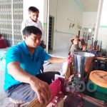 Ông Hà Cao Trí sản xuất nhang cây tại nhà
