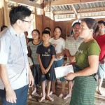 Đại diện lãnh đạo NHCSXH tỉnh Thanh Hóa thăm hỏi và tặng quà ủng hộ người dân bản Sa Ná, Na Mèo, huyện Quan Sơn khắc phục ảnh hưởng bởi thiên tai