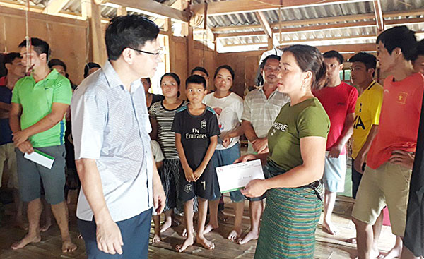 NHCSXH tỉnh Thanh Hóa động viên người dân ở bản Sa Ná sớm vượt qua khó khăn