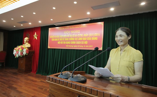 Chị Tô Thị Chuyền, xã Kim Đính, huyện Kim Thành vui mừng chia sẻ sự đổi đời của gia đình mình từ “ánh sáng” Chỉ thị số 40 với các đại biểu tại Hội nghị