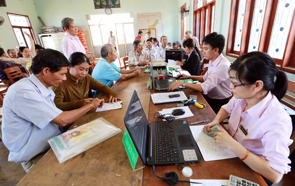 NHCSXH tỉnh Bình Định giao dịch với hộ nghèo tại Điểm giao dịch xã