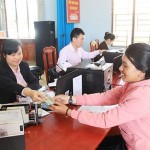 Cán bộ NHCSXH tỉnh Lâm Đồng giải ngân vốn vay ưu đãi tại Điểm giao dịch xã
