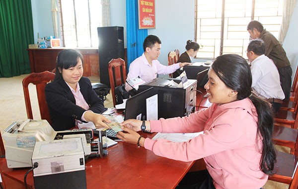 Cán bộ NHCSXH tỉnh Lâm Đồng giải ngân vốn vay ưu đãi tại Điểm giao dịch xã 