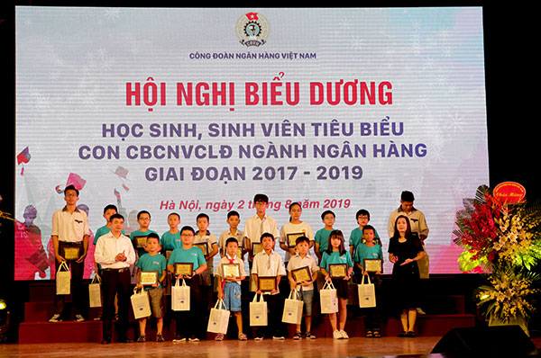 06 cháu HSSV là con CBVCLĐ NHCSXH vinh dự được Công đoàn Ngân hàng Việt Nam biểu dương