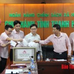 Công đoàn cơ sở NHCSXH Thanh Hóa quyên góp ủng hộ người dân vùng lũ.
