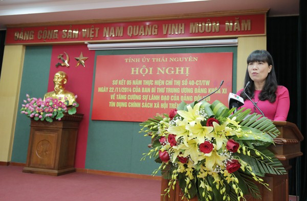 Chủ tịch Hội LHPN tỉnh Thái Nguyên Nguyễn Thị Quỳnh Hương tham luận tại Hội nghị
