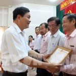 Phó Chủ tịch UBND tỉnh Bến Tre Nguyễn Hữu Lập tặng Bằng khen cho các cá nhân có thành tích xuất sắc