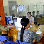 NHCSXH huyện Yên Khánh giao dịch với người nghèo Ảnh: Minh Đường
