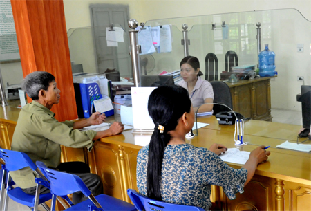 NHCSXH huyện Yên Khánh giao dịch với người nghèo  Ảnh: Minh Đường