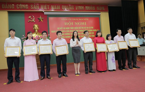 03 tập thể và 07 cá nhân có thành tích xuất sắc trong thực hiện Chỉ thị vinh dự được nhận Giấy khen của Tổng Giám đốc NHCSXH Việt Nam