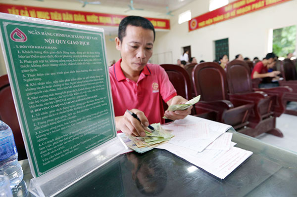 NHCSXH tỉnh Ninh Bình giải ngân cho vay hộ nghèo và các đối tượng chính sách khác tại Điểm giao dịch xã