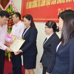 Phó Tổng Giám đốc NHCSXH Bùi Quang Vinh trao tặng Giấy khen cho các cá nhân, tập thể đạt thành tích xuất sắc tại Hội nghị