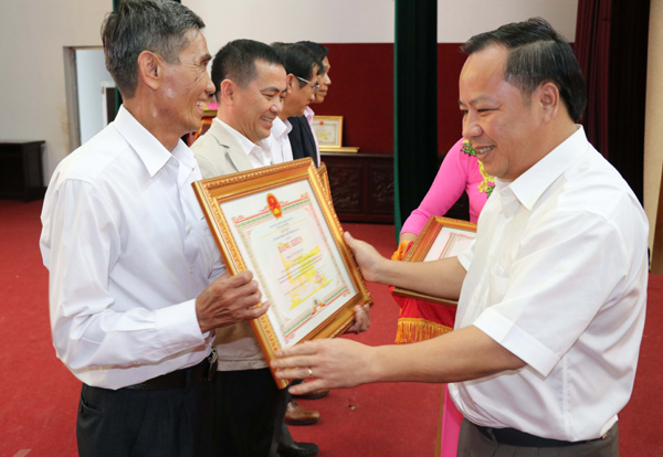 Phó Bí thư Tỉnh ủy Gia Lai Châu Ngọc Tuấn trao Bằng khen của UBND tỉnh cho các tập thể, cá nhân có thành tích xuất sắc trong thực hiện Chỉ thị số 40