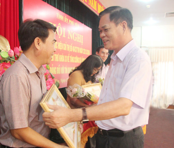 Bí thư Tỉnh ủy, Chủ tịch HĐND tỉnh Phú Yên Huỳnh Tấn Việt trao Bằng khen cho các tập thể có thành tích xuất sắc