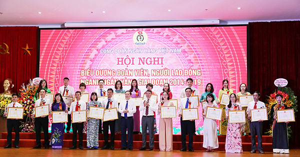 Thống đốc NHNN Lê Minh Hưng trao Bằng khen cho CNVCLĐ tiên tiến ngành Ngân hàng giai đoạn 2014 - 2019