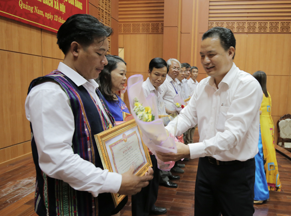 Nhân dịp này, UBND tỉnh Quảng Nam đã tặng Bằng khen cho các tập thể và cá nhân có thành tích xuất sắc trong 05 năm thực hiện Chỉ thị số 40