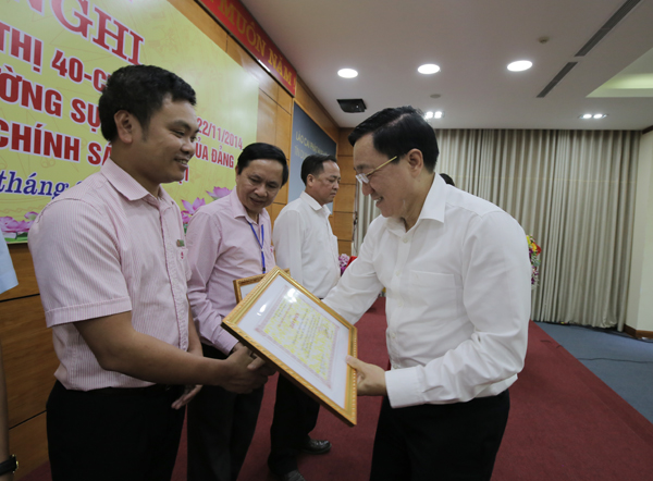 Tổng Giám đốc NHCSXH Dương Quyết Thắng trao Giấy khen cho các tập thể, cá nhân có thành tích xuất sắc trong việc thực hiện Chỉ thị số 40 thời gian qua