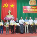 Phó Chủ tịch phụ trách UBND tỉnh Lữ Quang Ngời trao Bằng khen cho các tập thể, cá nhân có thành tích xuất sắc trong triển khai thực hiện Chỉ thị số 40