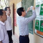 Phó Trưởng Ban Kinh tế TW Triệu Tài Vinh tìm hiểu các thông tin tín dụng chính sách tại Điểm giao dịch xã Quảng Chu, huyện Chợ Mới
