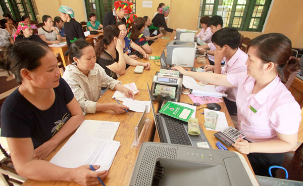 Người nghèo và các đối tượng chính sách ở Lào Cai nhận vốn vay ưu đãi ngay tại Điểm giao dịch xã do NHCSXH tỉnh và các huyện thực hiện