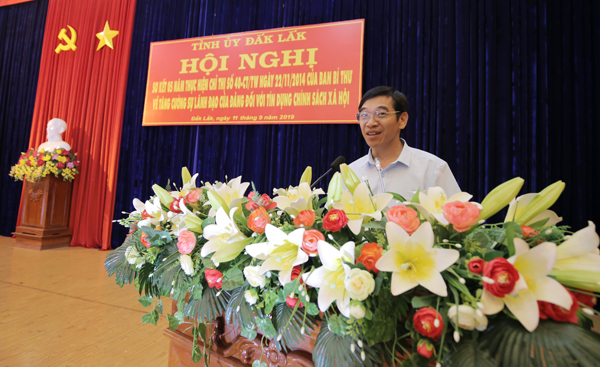 Phó Chủ tịch UBND huyện Krông Năng Châu Văn Lượm tham luận tại Hội nghị